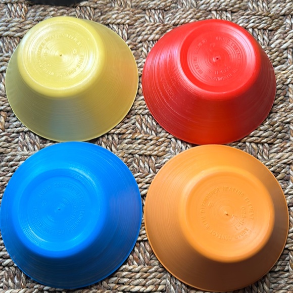Kitchen 4 Vintage Plastic Cereal Bowls From The 197s Margarine